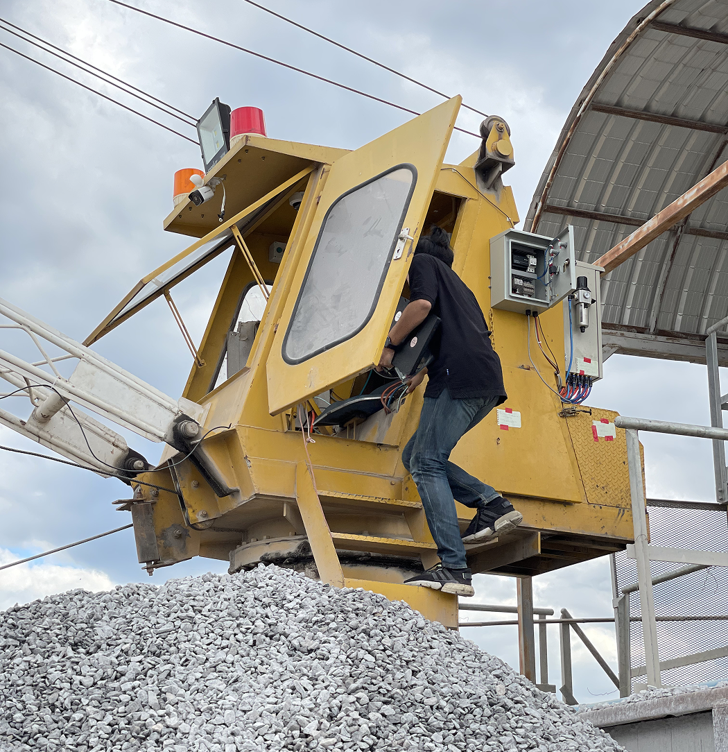 ผู้ควบคุมอุปกรณ์อัตโนมัติในโรงงานคอนกรีต